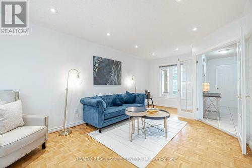 2485 Strathmore Crescent, Mississauga, ON - Indoor Photo Showing Living Room