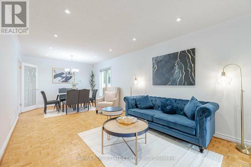 2485 Strathmore Crescent, Mississauga, ON - Indoor Photo Showing Living Room