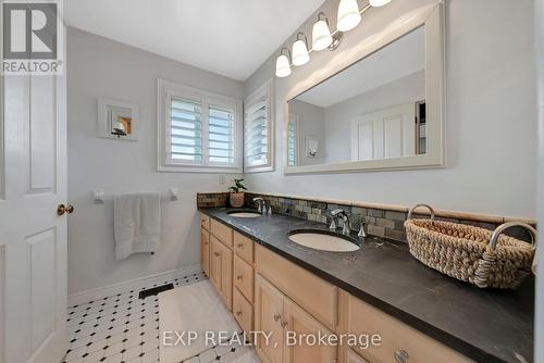 36 Longhurst Crescent, Cambridge, ON - Indoor Photo Showing Bathroom