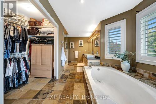 36 Longhurst Crescent, Cambridge, ON - Indoor Photo Showing Bathroom