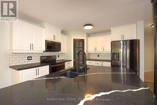 1673 Portrush Way, London, ON - Indoor Photo Showing Kitchen With Double Sink