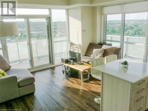 2087 Fairview Street Unit# 1509, Burlington, ON - Indoor Photo Showing Living Room