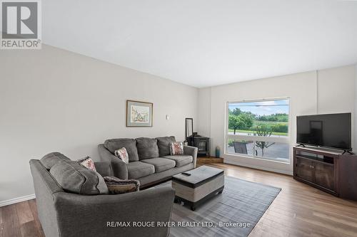 16 Mary Street W, Kawartha Lakes (Lindsay), ON - Indoor Photo Showing Living Room