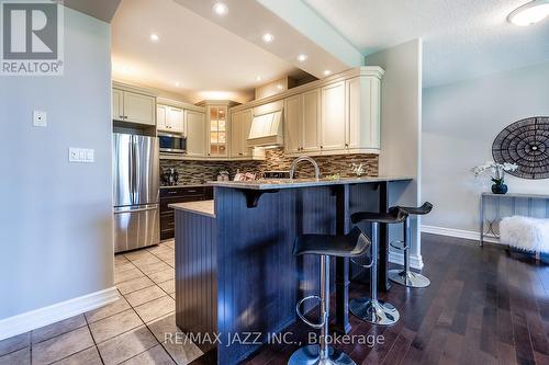 3061 Trulls Road, Clarington (Courtice), ON - Indoor Photo Showing Kitchen With Upgraded Kitchen