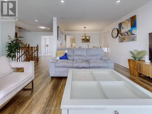 245 Knapton Drive, Newmarket, ON - Indoor Photo Showing Living Room