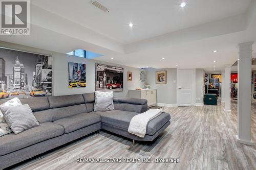 33 Romanelli Crescent, Bradford West Gwillimbury, ON - Indoor Photo Showing Living Room