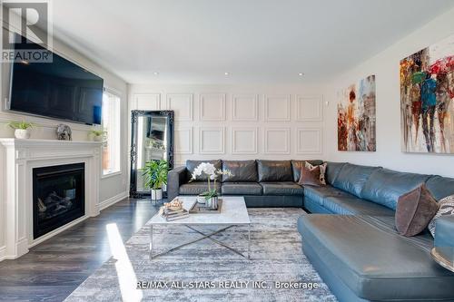 33 Romanelli Crescent, Bradford West Gwillimbury, ON - Indoor Photo Showing Living Room With Fireplace