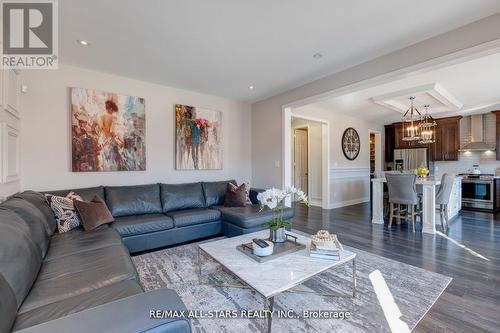 33 Romanelli Crescent, Bradford West Gwillimbury, ON - Indoor Photo Showing Living Room