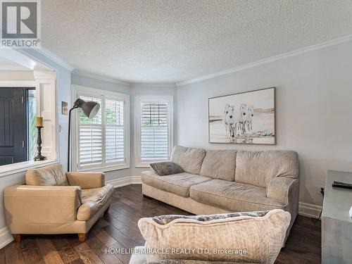 20 Barnes Court, Brampton, ON - Indoor Photo Showing Living Room