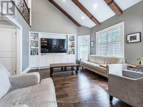 20 Barnes Court, Brampton, ON - Indoor Photo Showing Living Room