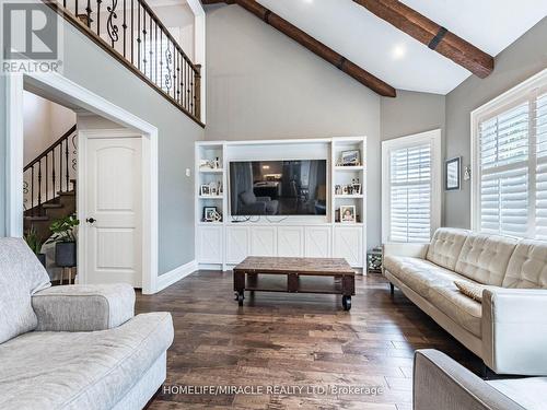 20 Barnes Court, Brampton, ON - Indoor Photo Showing Living Room