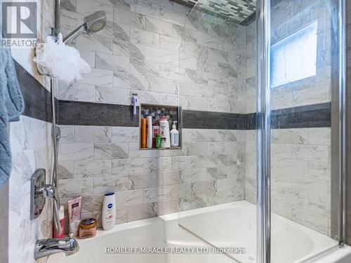 20 Barnes Court, Brampton, ON - Indoor Photo Showing Bathroom