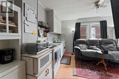 1135 Albert Road, Windsor, ON - Indoor Photo Showing Kitchen