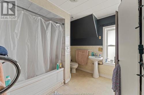 1135 Albert Road, Windsor, ON - Indoor Photo Showing Bathroom