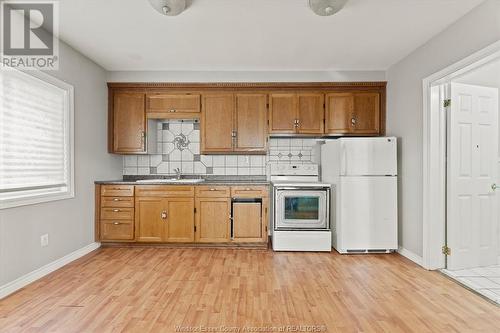 1135 Albert Road, Windsor, ON - Indoor Photo Showing Kitchen