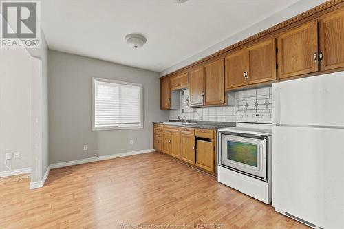 1135 Albert Road, Windsor, ON - Indoor Photo Showing Kitchen