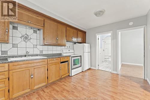 1135 Albert Road, Windsor, ON - Indoor Photo Showing Kitchen