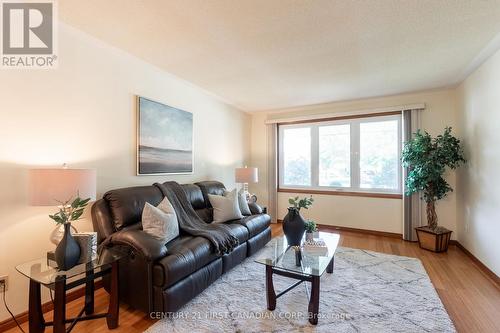 79 Roundhill Court, London, ON - Indoor Photo Showing Living Room