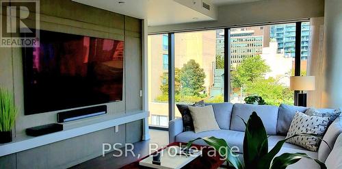 902 - 60 Colborne Street, Toronto, ON - Indoor Photo Showing Living Room