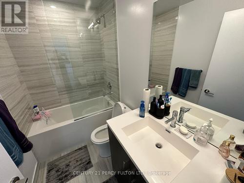 512 - 10 Honeycrisp Crescent, Vaughan, ON - Indoor Photo Showing Bathroom