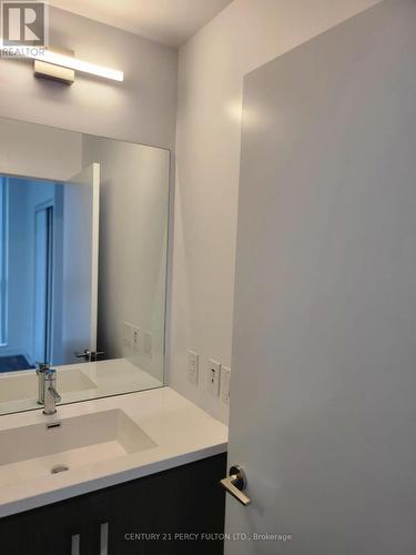 512 - 10 Honeycrisp Crescent, Vaughan, ON - Indoor Photo Showing Bathroom