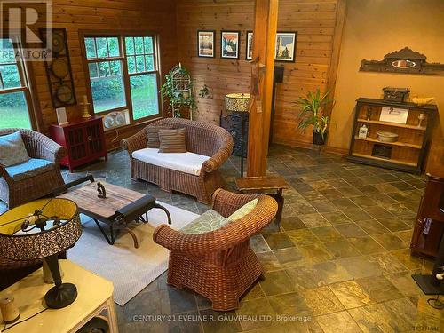 918183 Portage Bay Road, Coleman, ON - Indoor Photo Showing Living Room