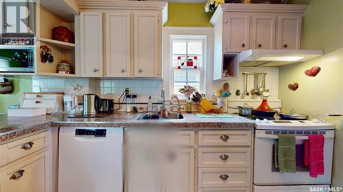 156 Connaught Crescent, Regina, SK - Indoor Photo Showing Kitchen With Double Sink