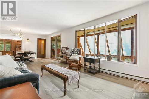 500 Ashdad Road, Greater Madawaska, ON - Indoor Photo Showing Living Room