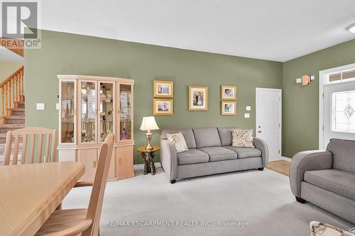 28 Titan Drive, Hamilton, ON - Indoor Photo Showing Living Room