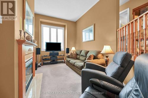 28 Titan Drive, Hamilton, ON - Indoor Photo Showing Living Room