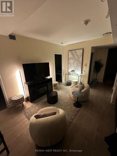 2708 - 3900 Confederation Parkway, Mississauga, ON - Indoor Photo Showing Living Room