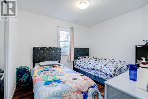 411 Woodmount Drive, Oshawa, ON - Indoor Photo Showing Bedroom