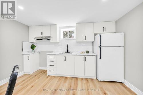 66 Howe Avenue, Hamilton, ON - Indoor Photo Showing Kitchen