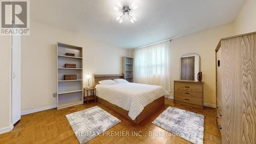 1404 Nesdale Court, Mississauga, ON - Indoor Photo Showing Bedroom