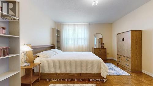 1404 Nesdale Court, Mississauga, ON - Indoor Photo Showing Bedroom