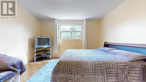 1404 Nesdale Court, Mississauga, ON - Indoor Photo Showing Bedroom