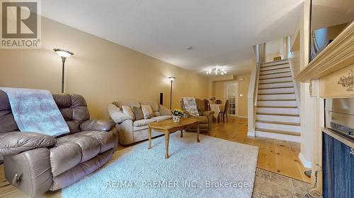 1404 Nesdale Court, Mississauga, ON - Indoor Photo Showing Living Room