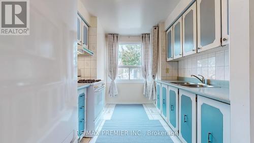 1404 Nesdale Court, Mississauga, ON - Indoor Photo Showing Kitchen With Double Sink