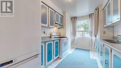 1404 Nesdale Court, Mississauga, ON - Indoor Photo Showing Kitchen With Double Sink