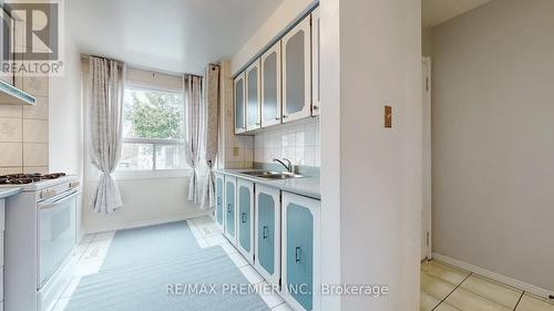 1404 Nesdale Court, Mississauga, ON - Indoor Photo Showing Kitchen With Double Sink