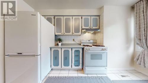 1404 Nesdale Court, Mississauga, ON - Indoor Photo Showing Kitchen