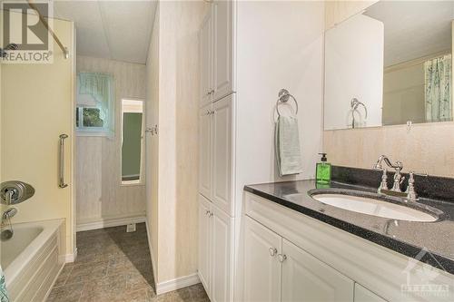 4 pc main bathroom - 31 Cassell Lane, Smiths Falls, ON 