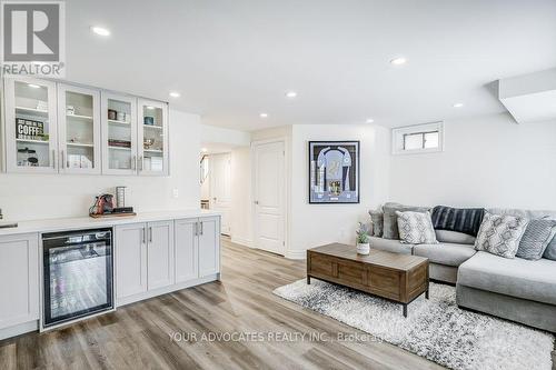 20 Drizzel Crescent, Richmond Hill, ON - Indoor Photo Showing Living Room