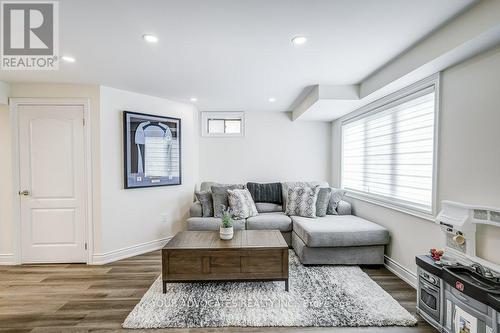 20 Drizzel Crescent, Richmond Hill, ON - Indoor Photo Showing Living Room