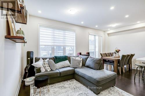 20 Drizzel Crescent, Richmond Hill, ON - Indoor Photo Showing Living Room