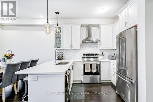 20 Drizzel Crescent, Richmond Hill, ON - Indoor Photo Showing Kitchen With Double Sink With Upgraded Kitchen