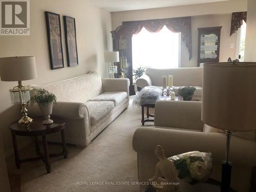 5039 Northern Lights Circle, Mississauga, ON - Indoor Photo Showing Living Room