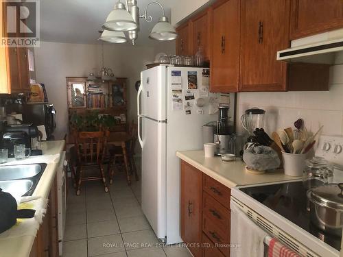 5039 Northern Lights Circle, Mississauga, ON - Indoor Photo Showing Kitchen With Double Sink