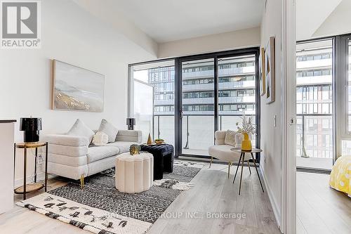 1708 - 161 Roehampton Avenue, Toronto, ON - Indoor Photo Showing Living Room