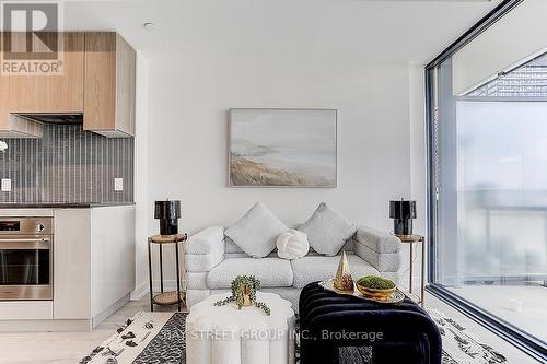 1708 - 161 Roehampton Avenue, Toronto, ON - Indoor Photo Showing Kitchen